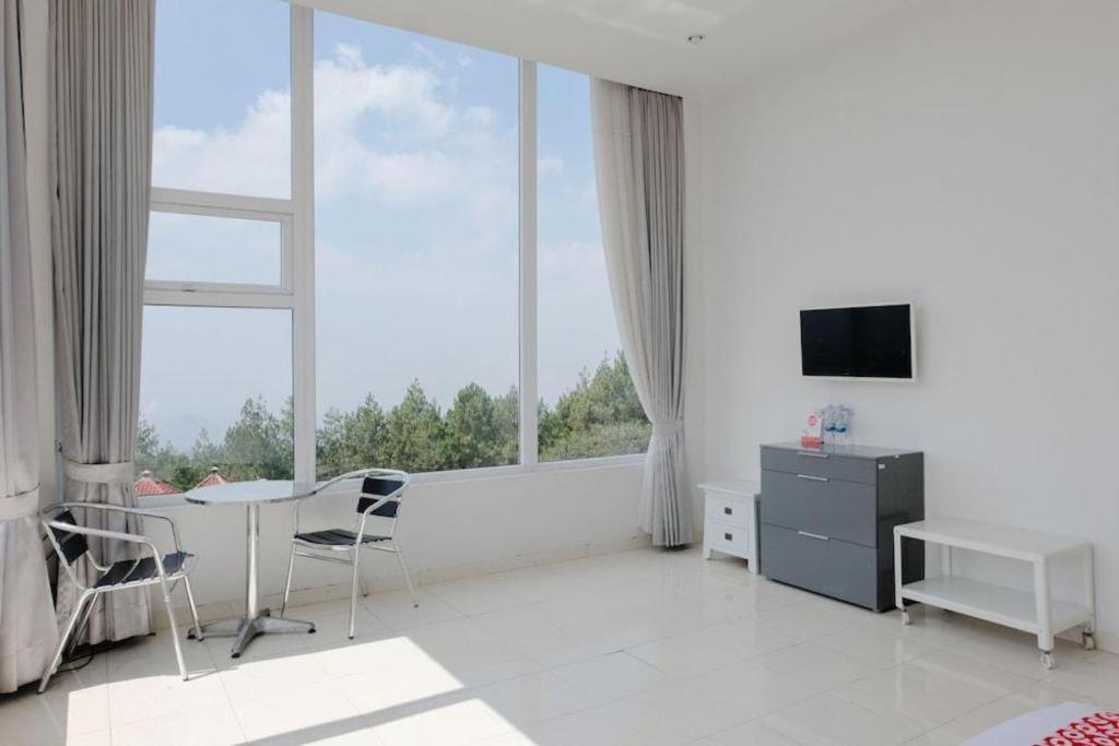 Oyo 1194 Villa Bukit Panderman Residence Batu  Extérieur photo