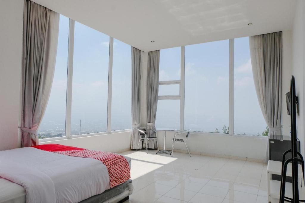 Oyo 1194 Villa Bukit Panderman Residence Batu  Extérieur photo