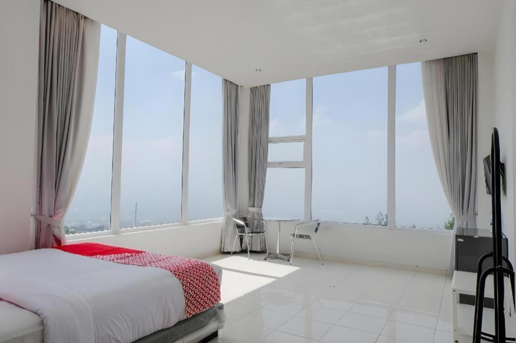 Oyo 1194 Villa Bukit Panderman Residence Batu  Extérieur photo